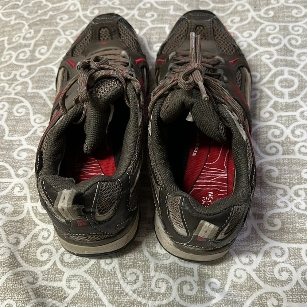 WOMENS sz 7.5 north face shoes gore-tex